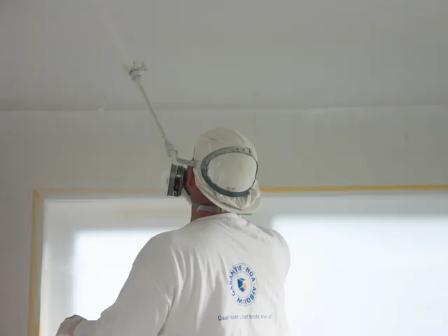 Plafond spuiten, gezien over de schouder