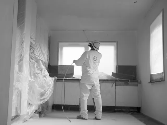 Werk in uitvoering in een afgeplakte keuken