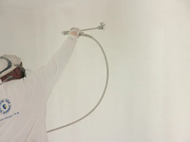 Detail van latex aanbrengen op de wand