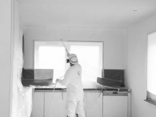 Wandafwerking in de keuken, in zwart-wit