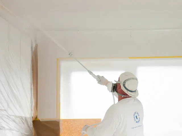Het plafond wordt met de spuitlans afgewerkt