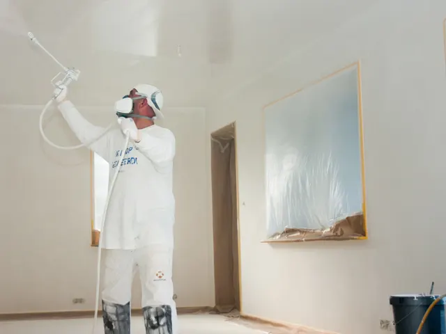 Airless spuitwerk aan een glad plafond
