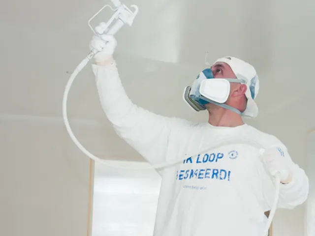 Airless spuitwerk aan een plafond door Schot Stukadoor