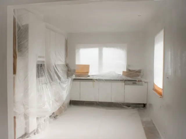 Voorbereide ruimte met afgeplakte keuken en gladde wanden