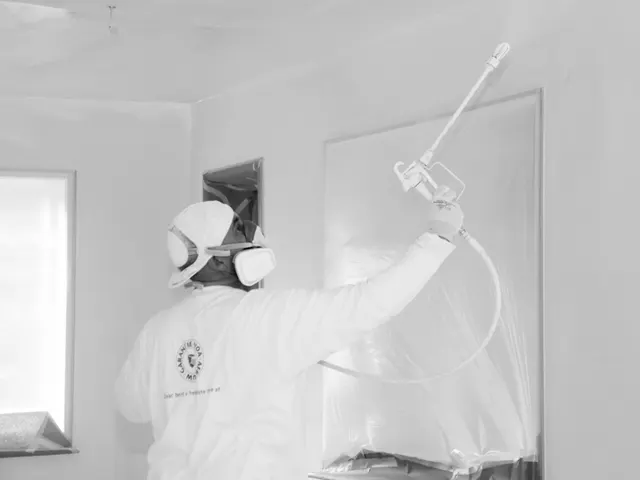 Airless spuiten met beschermende kleding
